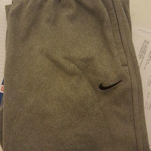 Girl grey Nike sweatpants